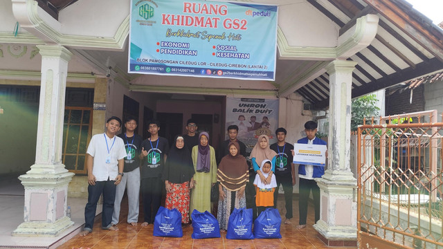 Berbagi Sembako untuk Jompo dan Dhuafa di Desa Ciledug Lor, Kec. Ciledung, Kab. Cirebon (Sumber : DT Peduli)