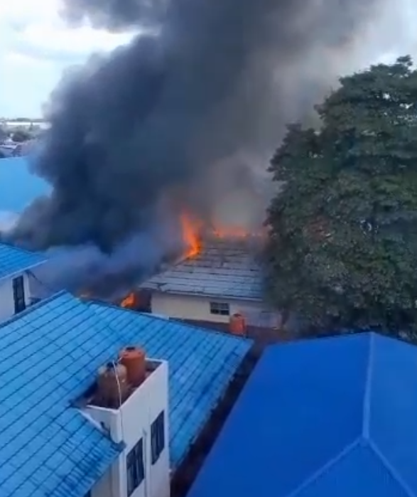 Rumah sakit (RS) Syeh Yusuf, Kabupaten Gowa, Sulawesi Selatan terbakar pada Jumat (29/5). Foto: Dok. kumparan