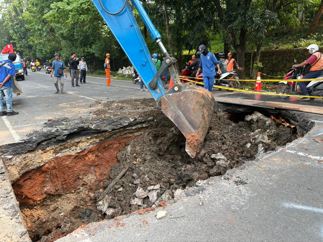 Dinas Sumber Daya Air DKI Jakarta mulai melakukan proses pengurukan pada lokasi jalan ambles di Jalan Raya Lenteng Agung arah Depok, Jumat (29/5). Foto: Nasywa Athifah/kumparan