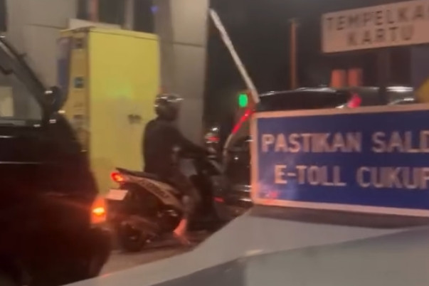 Pengendara motor saat melewati Gerbang Tol karena mengikuti navigasi pada google maps. Foto: Dok. Istimewa