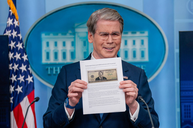 Menteri Keuangan AS Scott Bessent mengangkat artikel Washington Post tentang usulan uang kertas 250 dolar dengan potret Presiden AS Donald Trump saat konferensi pers di Gedung Putih di Washington, D.C., AS, Kamis (28/5/2026). Foto: Kylie Cooper/REUTERS