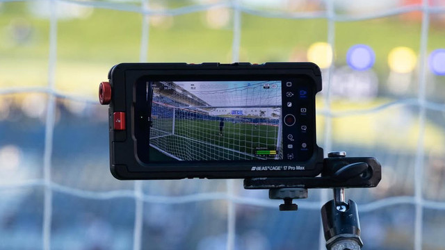 iPhone 17 Pro dipakai untuk siaran langsung pertandingan sepak bola LA Galaxy melawan Houston Dynamo FC. Foto: Apple TV/Instagram