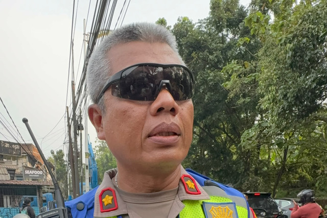 Kasat Lantas Jakarta Selatan, Kompol Mujiyanto, memberikan keterangan usai normalisasi sementara Jalan Raya Lenteng Agung arah Depok, (29/5/2026). Foto: Kevin Daniel/kumparan