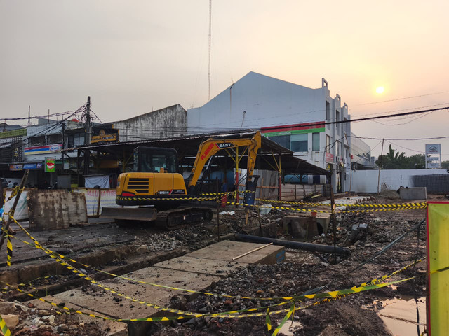Lokasi semburan air diduga pipa gas bocor kena galian proyek di Perumnas 1, Bekasi Barat, Jumat (29/5/2026). Foto: Aditya Nugraha/kumparan