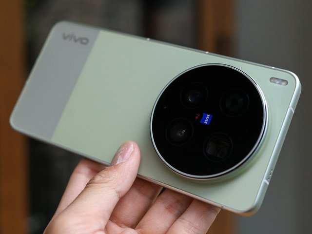 Ilustrasi OPPO Find X9 Ultra vs Vivo X300 Ultra. Foto: Unsplash.