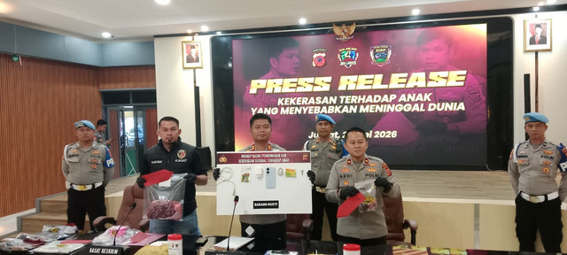 Kapolres Cianjur AKBP Alexander Yurikho Hadi (tengah) saat konferensi pers kasus siswi SMA di Cianjur tewas dengan mulut berbusa, di Mapolres Cianjur, Jumat (29/5). Foto: Dok. kumparan