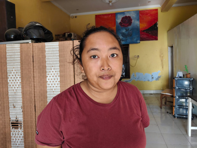 Mutviana (29) penghuni rumah di Margomulyo, Kapanewon Seyegan, Kabupaten Sleman, yang 51 kebakaran secara misterius selama seminggu terakhir. Api membakar sembarang benda yang terbuat dari kain, gabus, plastik, hingga kayu, Jumat (29/5/2026). Foto: Arfiansyah Panji Purnandaru/kumparan