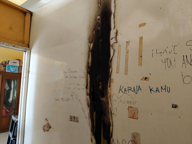 Sebuah rumah di Margomulyo, Kapanewon Seyegan, Kabupaten Sleman, alami 51 kebakaran misterius selama seminggu terakhir. Api membakar sembarang benda yang terbuat dari kain, gabus, plastik, hingga kayu, Jumat (29/5/2026). Foto: Arfiansyah Panji Purnandaru/kumparan