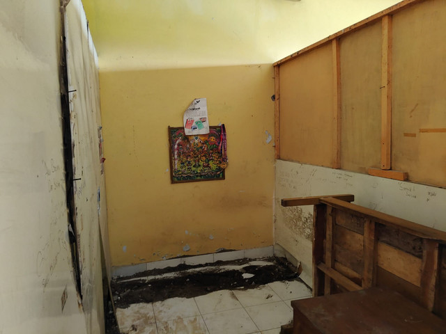 Sebuah rumah di Margomulyo, Kapanewon Seyegan, Kabupaten Sleman, alami 51 kebakaran misterius selama seminggu terakhir. Api membakar sembarang benda yang terbuat dari kain, gabus, plastik, hingga kayu, Jumat (29/5/2026). Foto: Arfiansyah Panji Purnandaru/kumparan