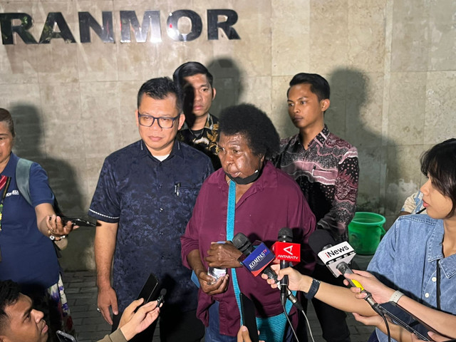 Mama Sinta salah satu narasumber di film dokumentasi Pesta Babi mendatangi Polda Metro Jaya, Jumat (29/5). Foto: Rayyan Farhansyah/kumparan
