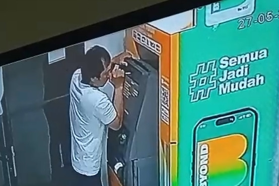 CCTV pria bobol mesin ATM di Cilangkap, Tapos, Depok pada Rabu (27/5/2026). Foto: kumparan