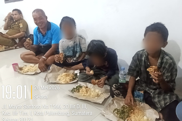 Tiga anak yang kedapatan ngelem di Jembatan Ampera saat diamankan Dinsos Palembang. Foto: Dok. Dinsos Palembang