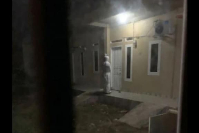 Beredar foto viral yang memperlihatkan sosok menyerupai pocong diduga meneror rumah warga di Rajabasa, Bandar Lampung. Foto: Dok. Istimewa