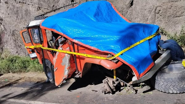 Mobil jip berisi sopir dan tiga wisatawan asal Semarang mengalami kecelakaan tunggal di kawasan Gunung Bromo. Foto: Istimewa