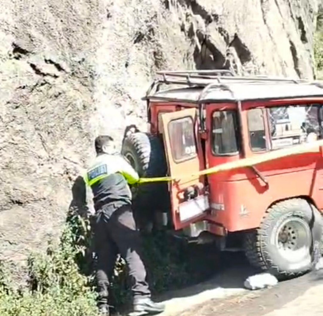 Mobil Jip dengan nopol BG 1478 EF berisi sopir dan 4 wisatawan kecelakaan tunggal di kawasan Gunung Bromo Jalan letter S, Desa Wonokitri, Kecamatan Tosari, Kabupaten Pasuruan, Jumat (29/5/2026). Foto: Dok. Polres Pasuruan