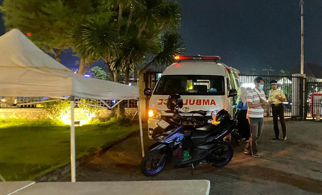 Ambulans saat mengevakuasi laki-laki yang terjatuh dari lantai dua Lawang Sewu. Foto: Dok. Istimewa.