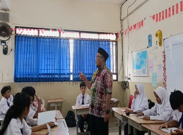 Guru sedang menyampaikan materi sejarah kelahiran pancasila (dokumen pribadi)