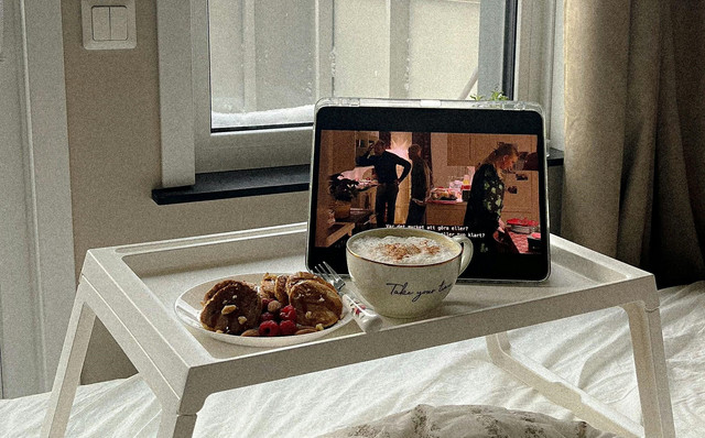 Sumber: Melody Ganjian, Pexels, https://www.pexels.com/photo/cozy-winter-morning-with-breakfast-in-stockholm-30457284/