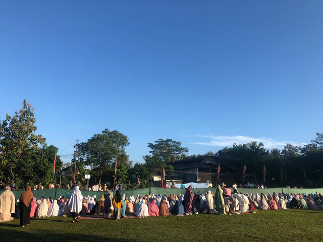 Masyarakat Muslim melakukan salat di lapangan terbuka (Sumber: foto pribadi).