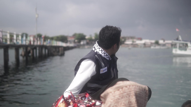 Perjalanan laut menuju Pulau Maringkik, Tim DT Peduli gunakan perahu warga untuk sampai ke sana (Sumber : DT Peduli)