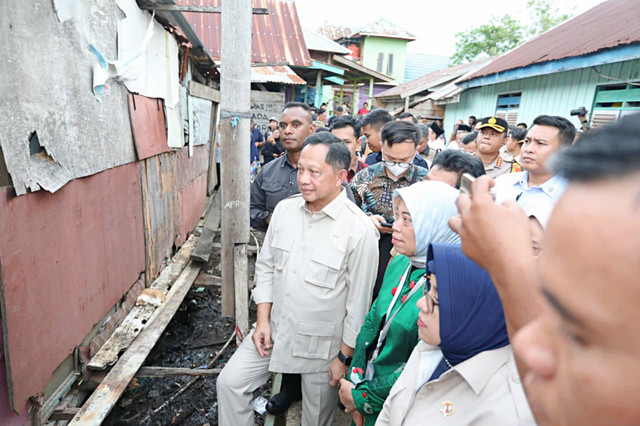 Mendagri Tito Karnavian serahkan penghargaan bagi Pemda berkinerja terbaik se-Sulawesi dengan bonus dana hingga Rp3 M, Jumat (29/5/2026). Foto: Dok. Kemendagri