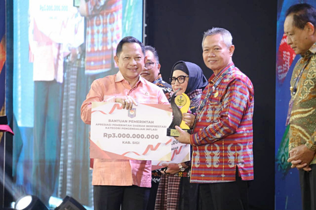 Mendagri Tito Karnavian serahkan penghargaan bagi Pemda berkinerja terbaik se-Sulawesi dengan bonus dana hingga Rp3 M, Jumat (29/5/2026). Foto: Dok. Kemendagri