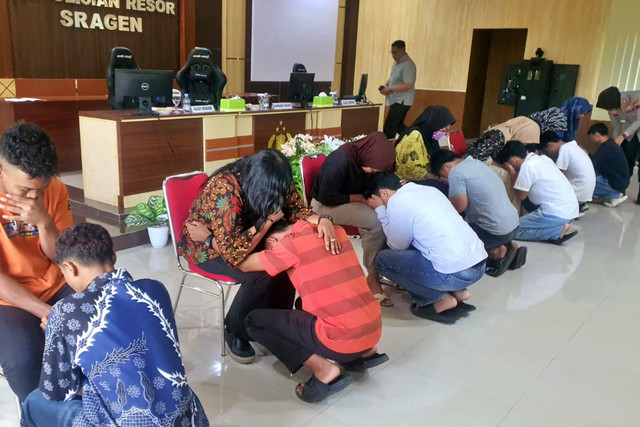 Tujuh remaja diamankan Polres Sragen usai aksi live TikTok bertema "pocong jadi-jadian" viral dan membuat resah masyarakat. Foto: Dok. Polres Sragen