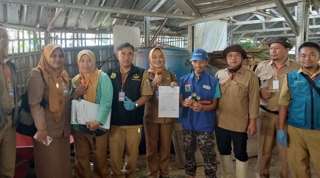 Hewan Ternak dari Peternak Sejahtera DT Peduli Garut diperiksa kesehatannya langsung oleh Dinas Peternakan dan Kesehatan (Sumber : DT Peduli)