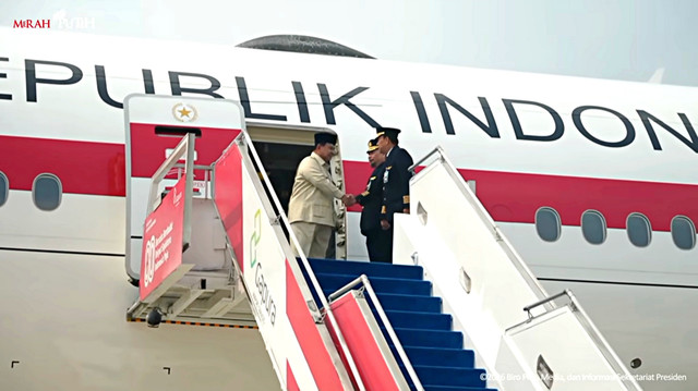 Presiden Prabowo tiba di Tanah Air usai melaksanakan kunjungan resmi kenegaraan di Prancis di Bandara Halim, Jakarta, Sabtu (30/5/2026). Foto: YouTube/ Sekretariat Presiden