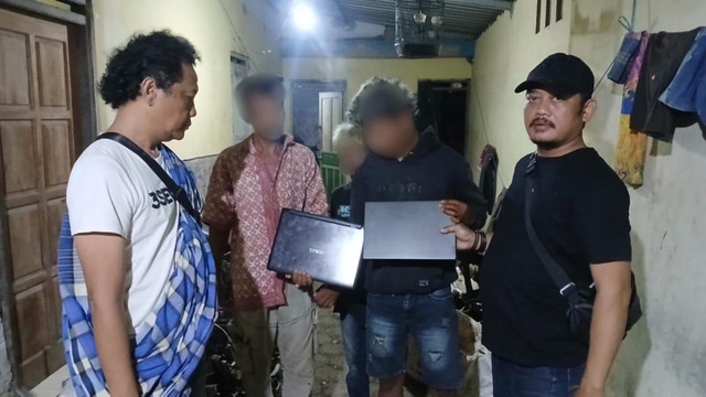 Dua pencuri laptop di SD Negeri 2 Mulyoharjo, Kecamatan Pati, Kabupaten Pati, Jawa Tengah diringkus polisi. Foto: Dok. Polresta Pati