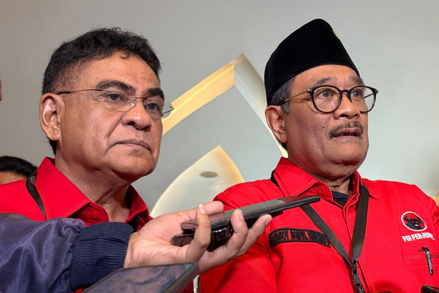 Ketua DPP PDIP Djarot Saiful Hidayat (kanan) dan Andreas Hugo Pareira (kiri) dalam acara Bimtek Anggota DPRD Fraksi PDIP se-Indonesia di kawasan Mangga Dua, Jakarta Utara, Sabtu (30/5/2026). Foto: Nasywa Athifah/kumparan