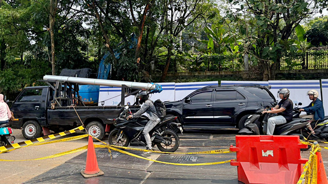 Situasi di jalan yang sebelumnya ambles di Jalan Raya Lenteng Agung arah Depok, Jakarta Selatan, Sabtu (30/5/2026). Foto: Ryan Iqbal/kumparan