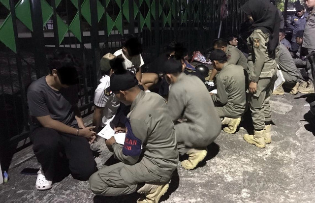 Satpol PP Kota Yogya razia kelompok pelajar yang masih nongkrong pada malam hari. Foto: Dok. Satpol PP Kota Yogya