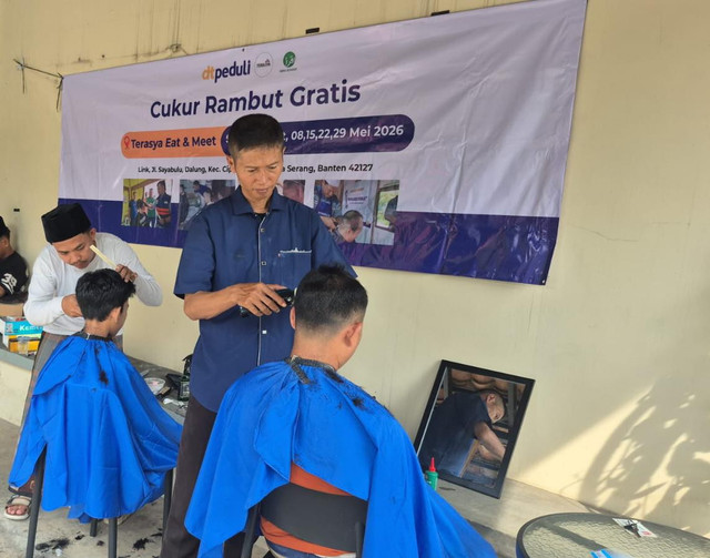 Program Cukur Rambut Gratis digelar oleh DT Peduli dan Terasya Eat and Meet untuk Warga yang membutuhkan di Kota Serang (Sumber : DT Peduli)