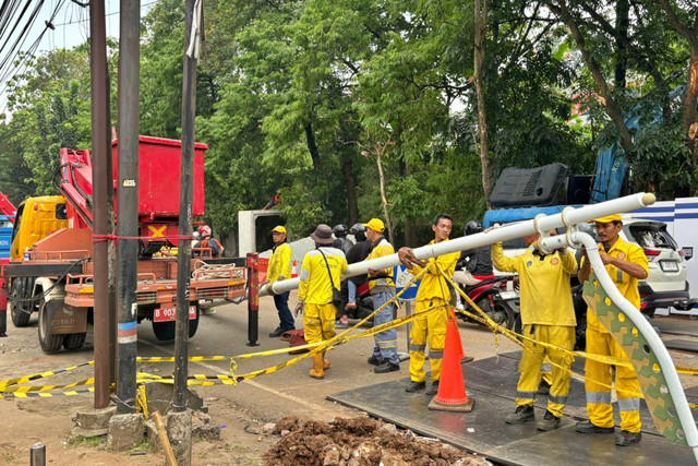 Momen Bina Marga Jagakarsa mencabut tiang PJU di dekat area berlubang Jalan Lenteng Agung, Jakarta Selatan, Sabtu (30/5/2026). Foto: Ryan Iqbal/kumparan
