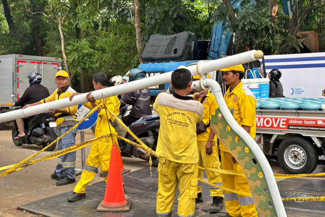 Momen Bina Marga Jagakarsa mencabut tiang PJU di dekat area berlubang Jalan Lenteng Agung, Jakarta Selatan, Sabtu (30/5/2026). Foto: Ryan Iqbal/kumparan