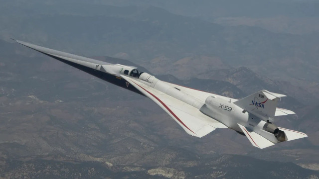 Pesawat X-59 NASA terbang di atas pegunungan dekat Pusat Penelitian Penerbangan Armstrong NASA di Edwards, California, pada Selasa, 12 Mei 2026. Foto: NASA/Jim Ross