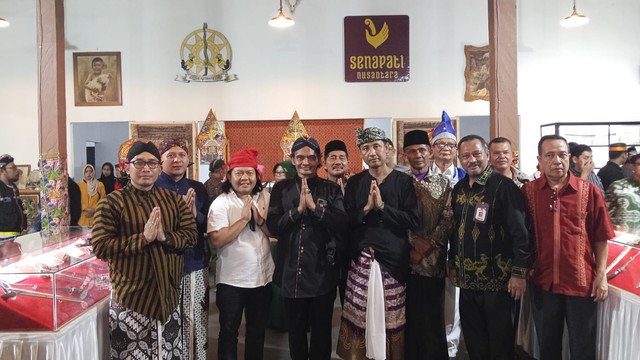 Gus Poleng, Wakil Sekjen Senapati Nusantara, berfoto bersama para panitia pameran. Foto: Dok. Istimewa