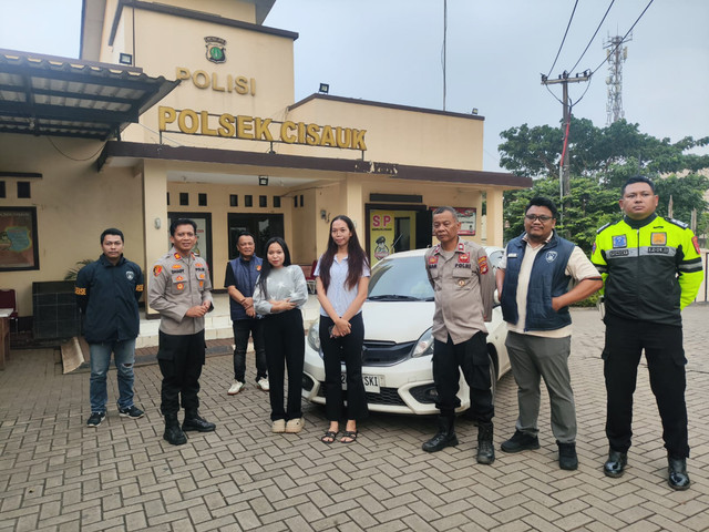 Polsek Cisauk mengembalikan mobil kepada wanita yang ditodong pria di Cisauk. Foto: Dok. Istimewa.