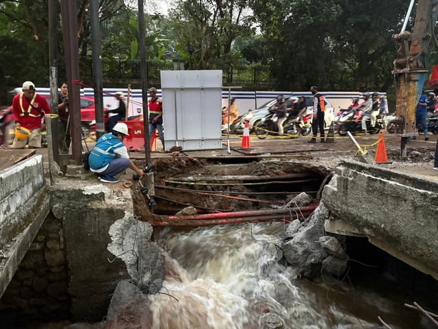 Potret saluran air di area sinkhole di Jalan Lenteng Agung, Jakarta Selatan, usai dinding pembatasnya dibobol pada Sabtu (30/5/2026). Foto: Ryan Iqbal/kumparan