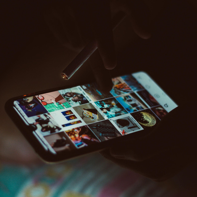 Sumber :  https://www.pexels.com/id-id/foto/smartphone-hitam-2447046/