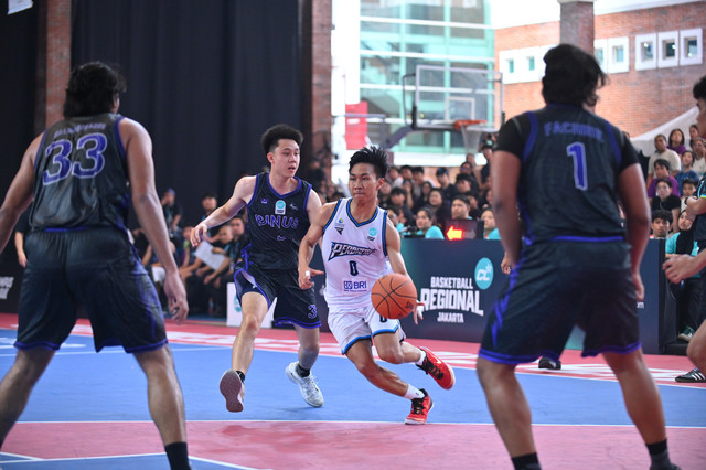 Pertandingan di babak playoffs putra antara Universitas Bina Nusantara melawan Institut Perbanas. Dengan disiplin dalam bertahan sambil konsisten melakukan serangan agresif, tim Universitas Bina Nusantara berhasil unggul dengan skor 68-56. Foto: Dok. Campus League