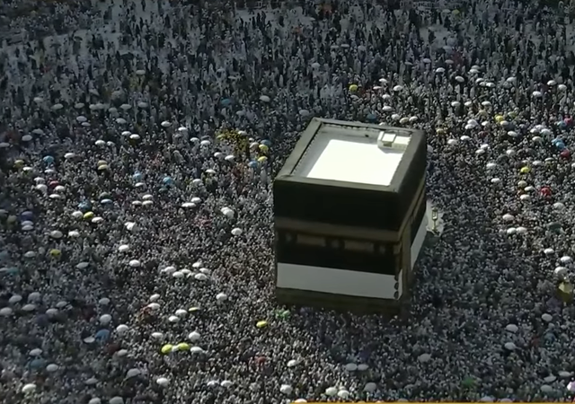 Sebagian jemaah haji melaksanakan tawaf wada/tawaf perpisahan di Masjidil Haram, Sabtu (30/5/2026). Foto: Youtube @qurantvsa