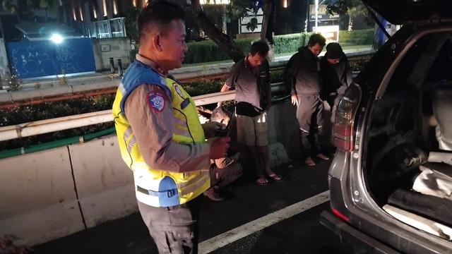 Polda Metro Jaya mengamankan 5 orang yang diduga akan melepas ban serep truk yang sedang parkir di Gerbang Tol Tebet 2, Minggu (31/5). Foto: X/@TMCPoldaMetro