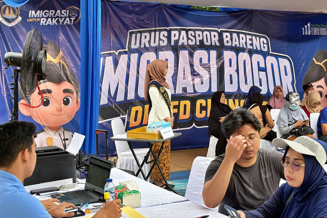 Suasana pembuatan paspor oleh Kantor Imigrasi Bogor di CFD Tegar Beriman, Cibinong, Bogor, Minggu (31/5/2026). Foto: Nauval Pratama/kumparan
