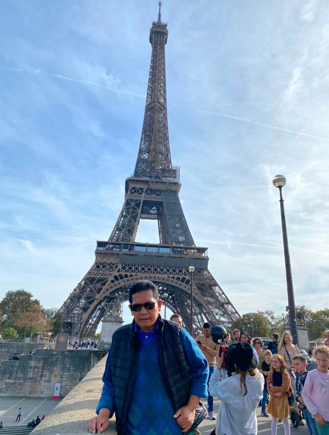 Penulis di sekítar Menara Eiffel Paris, Prancis. Foto: Dokumen pribadi.