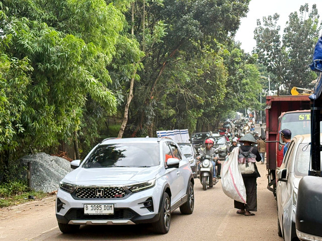 Kondisi lalu lintas di Jalan Raya Lenteng Agung Timur, Jakarta Selatan, Minggu (31/5/2026). Foto: Jeni Ritanti/kumparan
