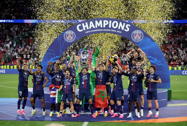 Pelatih Paris Saint-Germain Luis Enrique merayakan juara Liga Champions usai mengalahkan Arsenal di Puskas Arena, Budapest, Hongaria, Sabtu (30/5/2026). Foto: Phil Noble/REUTERS