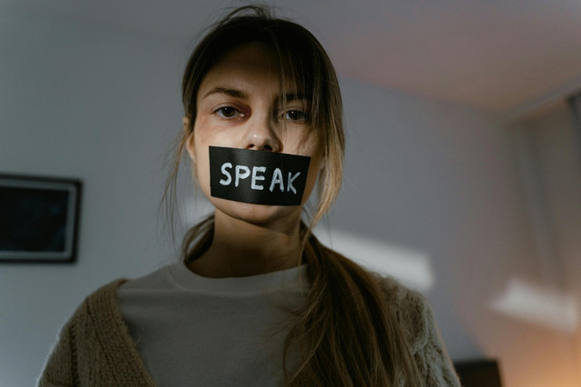 ilustrasi (https://www.pexels.com/photo/assaulted-woman-with-tape-on-mouth-7699361/)