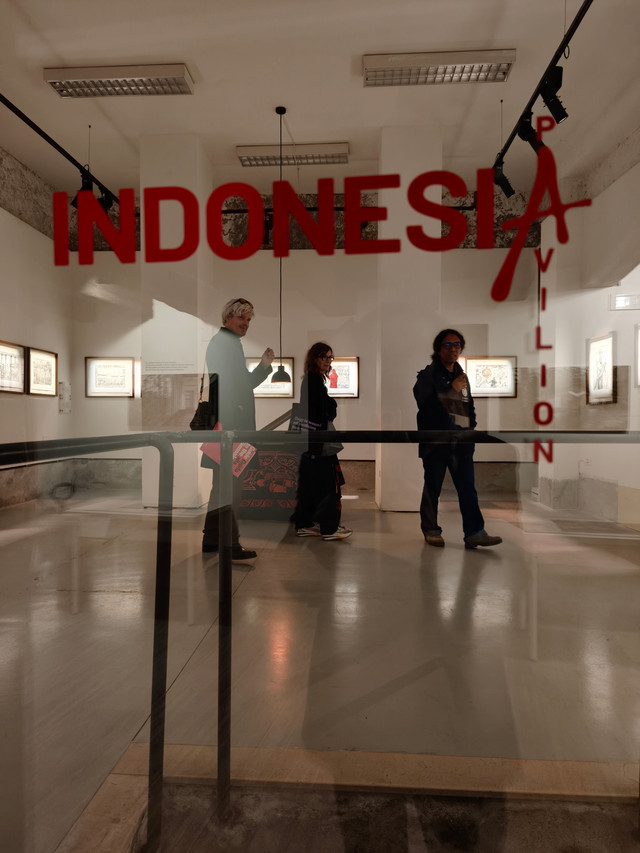 Kurator Paviliun Indonesia tengah menjelaskan karya-karya "Printing the Unprinted" di ruang pamer utama yang berisi Manuskrip Pelayaran Agung serta 21 panel karya dari tujuh seniman Indonesia. Foto: Dok. Paviliun Indonesia di Venice Biennale 2026/Adhya Ranadireksa